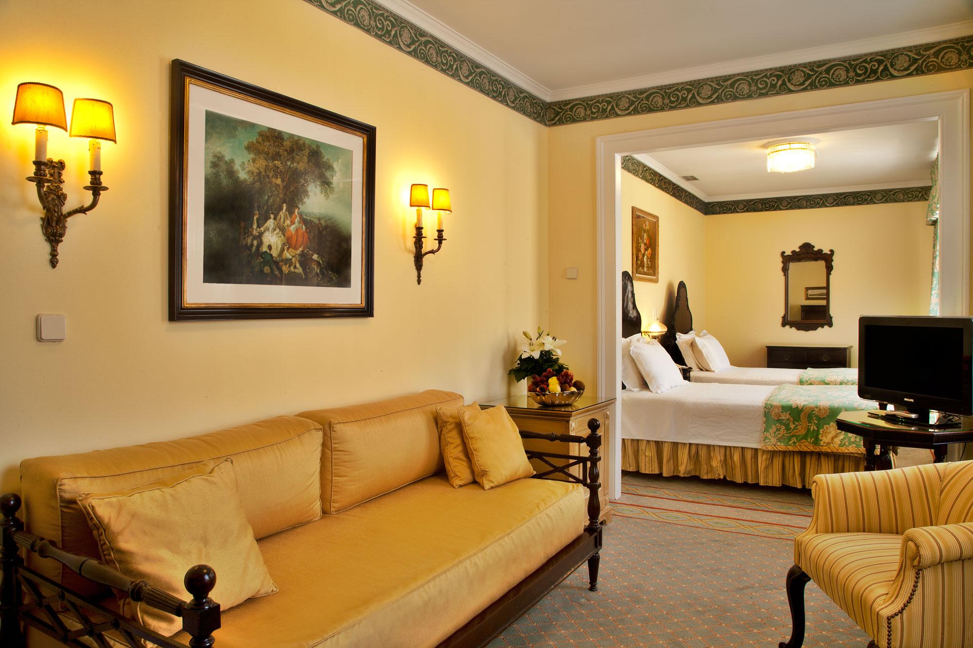 Hotel Avenida Palace Lisboa Ngoại thất bức ảnh A suite at the hotel