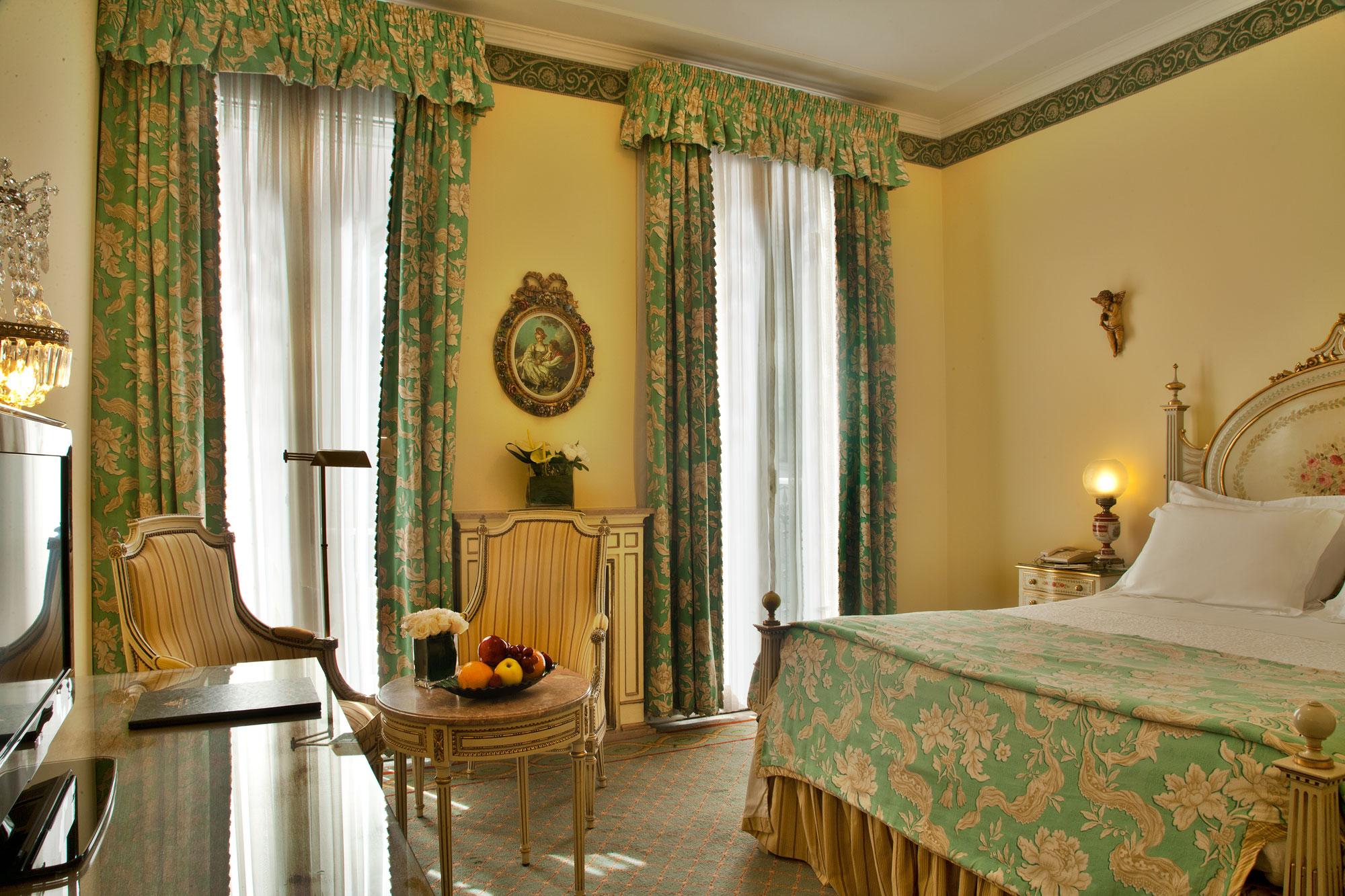 Hotel Avenida Palace Lisboa Ngoại thất bức ảnh A room at the hotel