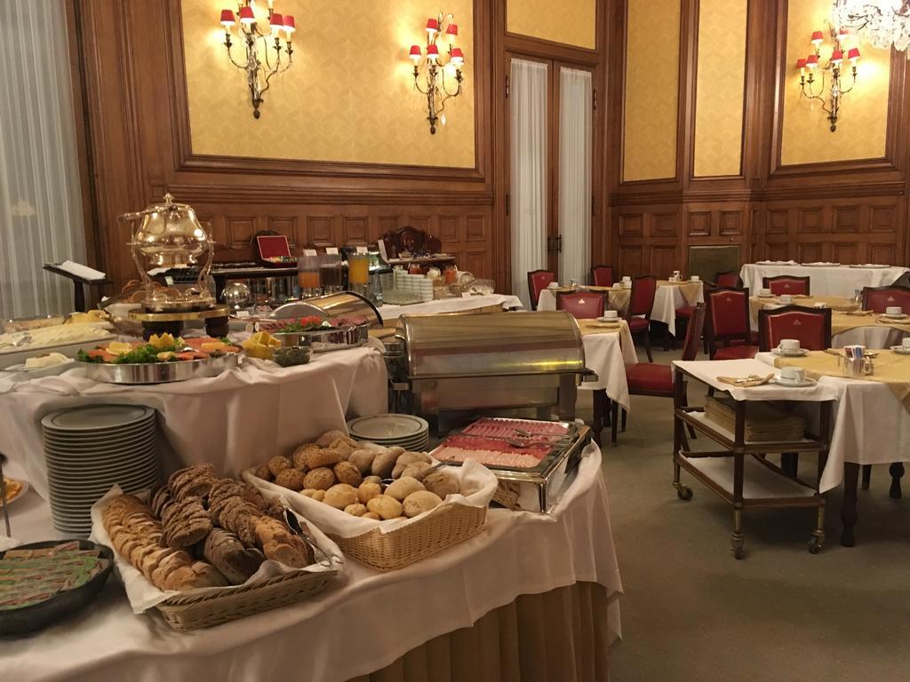 Hotel Avenida Palace Lisboa Ngoại thất bức ảnh The buffet at the hotel's restaurant
