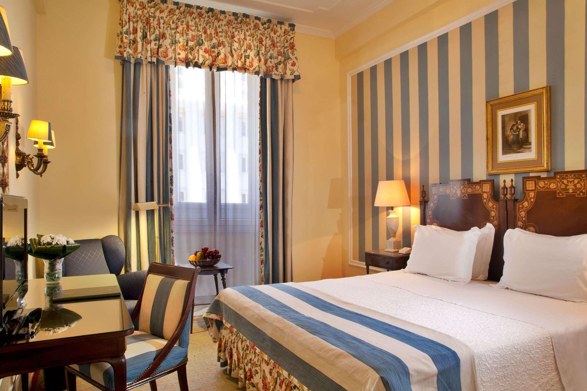 Hotel Avenida Palace Lisboa Ngoại thất bức ảnh A room at the hotel