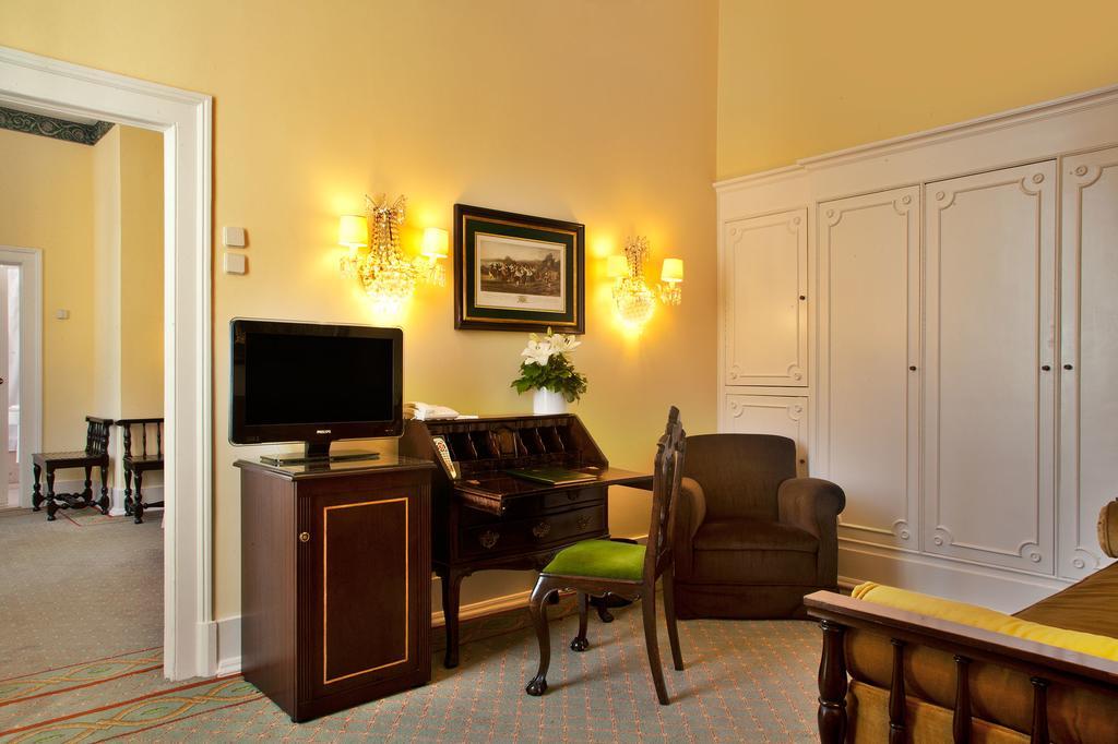 Hotel Avenida Palace Lisboa Ngoại thất bức ảnh A room at the hotel