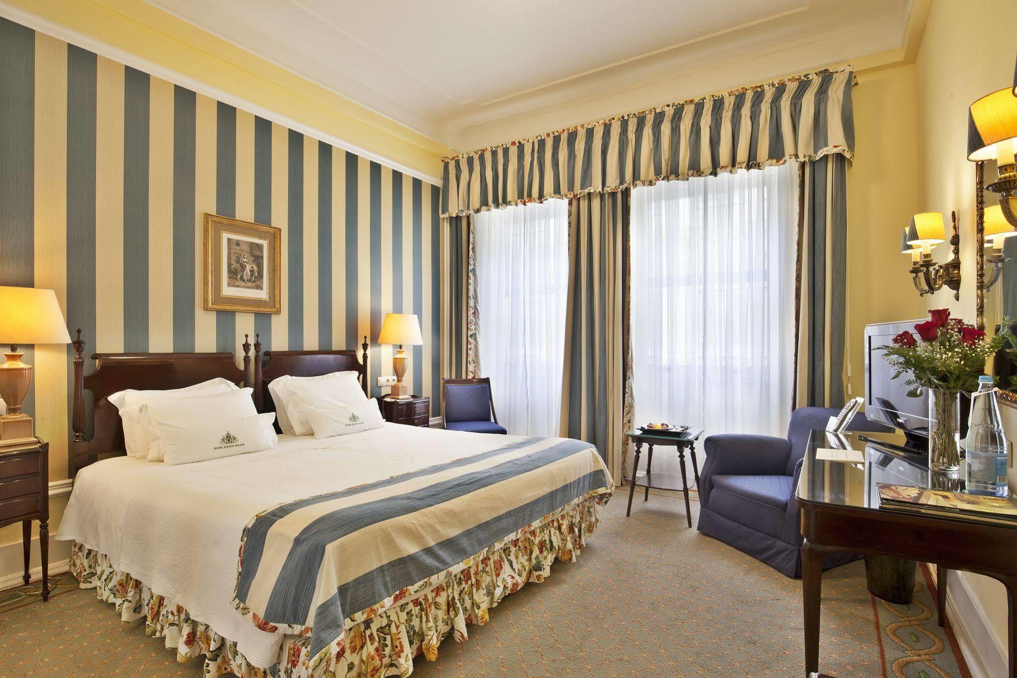 Hotel Avenida Palace Lisboa Ngoại thất bức ảnh A room at the hotel