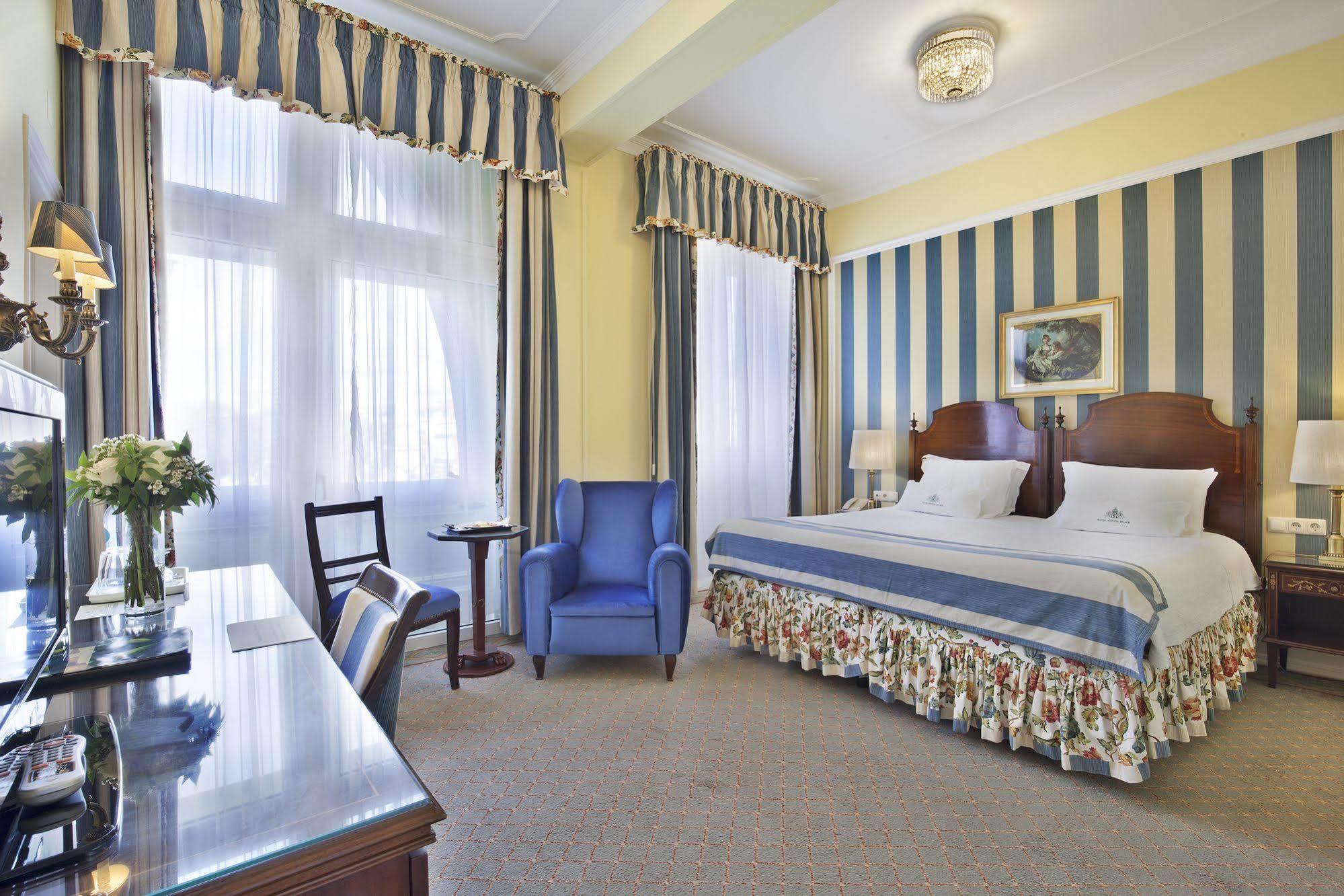 Hotel Avenida Palace Lisboa Ngoại thất bức ảnh A room at the hotel