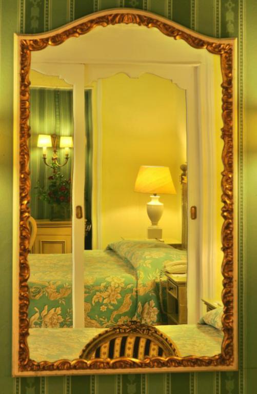 Hotel Avenida Palace Lisboa Ngoại thất bức ảnh A room at the hotel